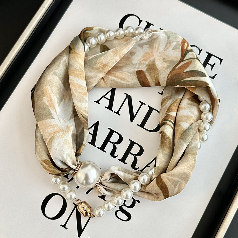 Foulard in Seta Stampata con C - Silk Neck Scarf recensione e prezzo
